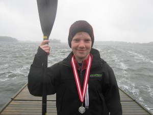 Frederik Pil med sin flotte sølvmedalje fra Maribo Regattaen. Foto: Naaja Lidsmoes.